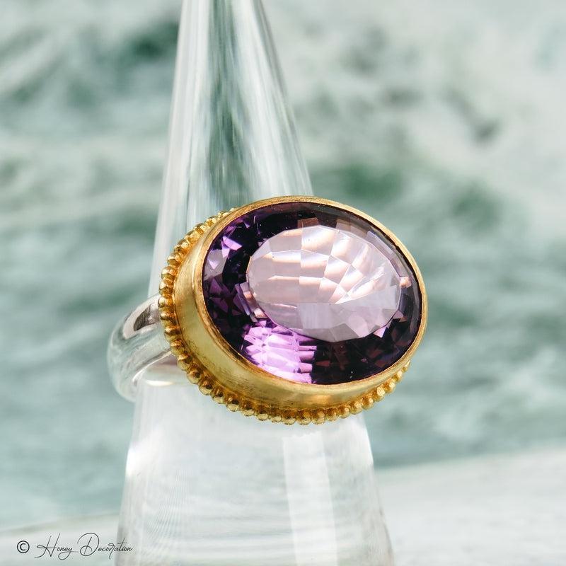 Statement-Ring aus Silber und 18 Karat Gelbgold mit Amethyst - Honey Decoration